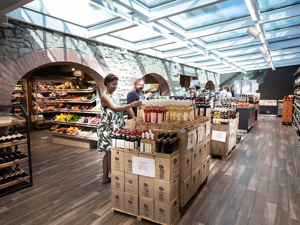 hu-norcenni-girasole-village-supermarket
