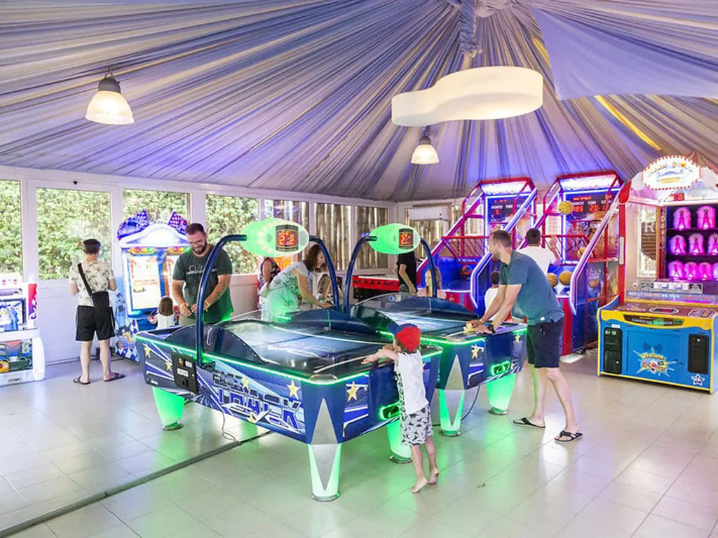 hu-park-albatros-village-games-room