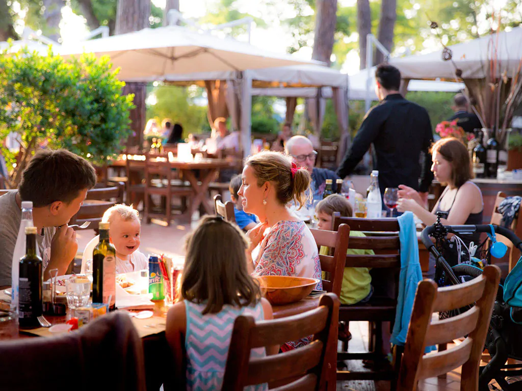 hu-park-albatros-village-happy-family-eating