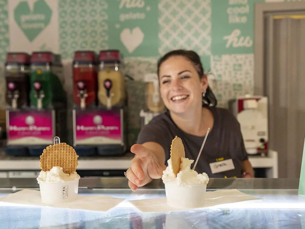 hu-park-albatros-village-ice-cream