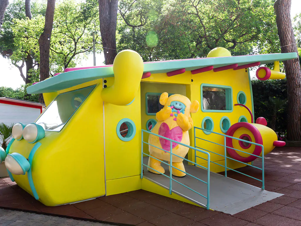 hu-park-albatros-village-mascote-yellow-vehicle