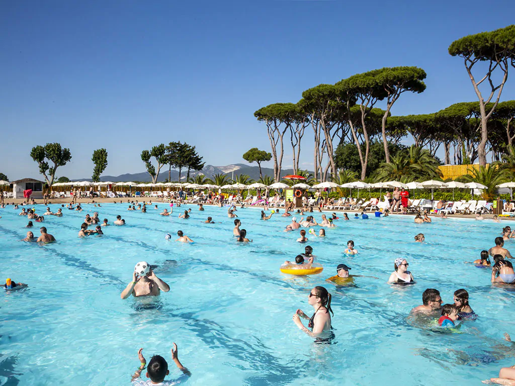 hu-park-albatros-village-pool-people