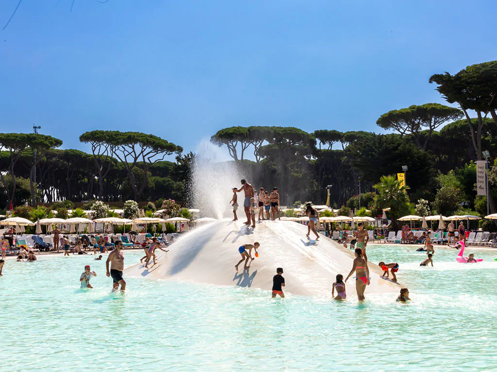 hu-park-albatros-village-pool-rock