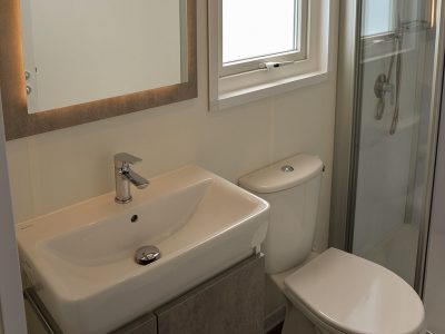 camping-glavotok-mobile-home-romantic-room-interior-bathroom-sink-mirror-window