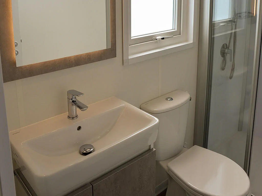 camping-glavotok-mobile-home-romantic-room-interior-bathroom-sink-mirror-window
