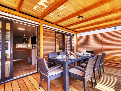 camping-park-soline-family-de-lux-exterior-terrace-dining-table-2