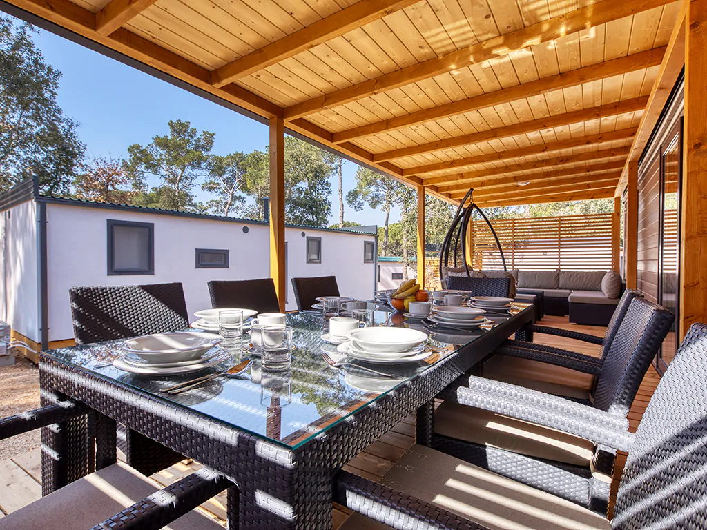 camping-park-soline-family-de-lux-exterior-terrace-dining-table-view-2