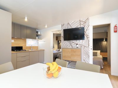 camping-park-soline-family-de-lux-interior-dining-table-kitchen-2