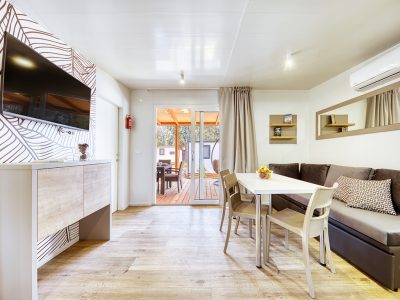 camping-park-soline-family-de-lux-interior-dining-table-terrace-view-i-2