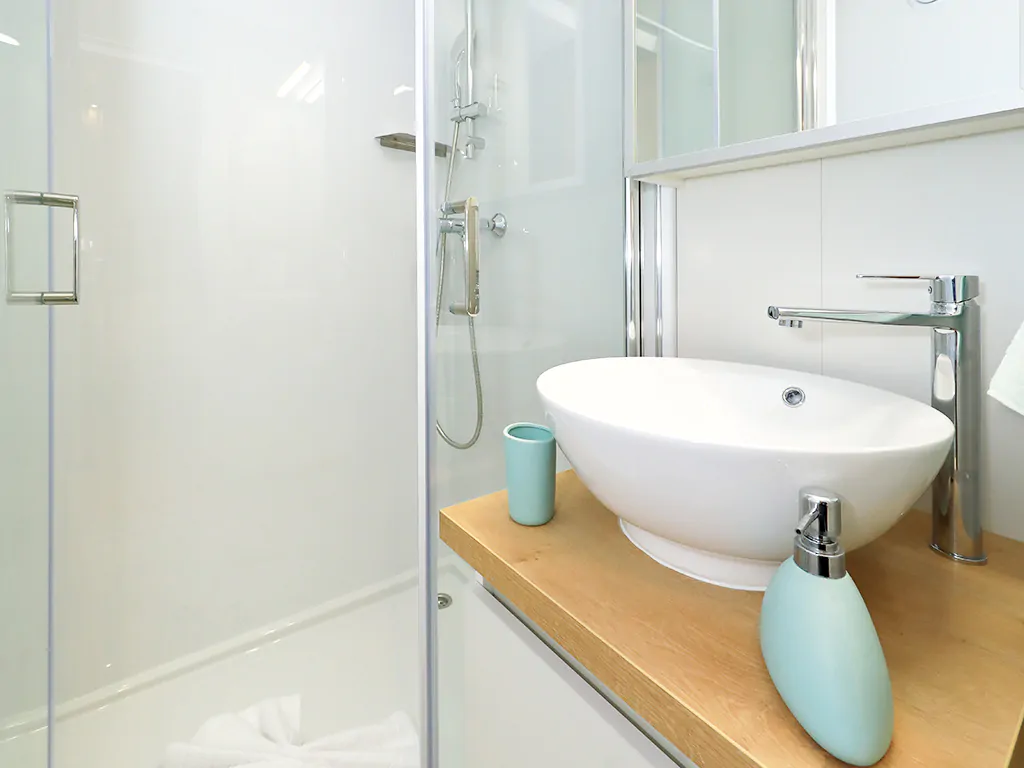 camping-park-soline-family-de-luxe-interior-bathroom-2