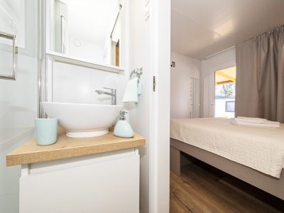 camping-park-soline-family-de-luxe-interior-bedroom-bathroom-2