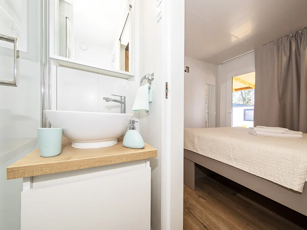 camping-park-soline-family-de-luxe-interior-bedroom-bathroom-2