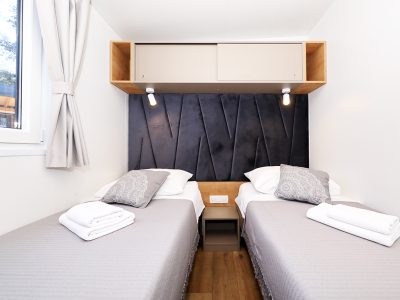 camping-park-soline-family-de-luxe-interior-bedroom-single-beds-window-2