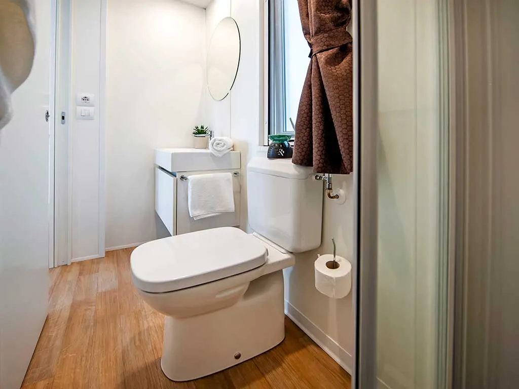 campsite-bi-village-superior-mobile-home-bathroom
