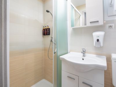 campsite-galeb-jacuzzi-premium-bathroom