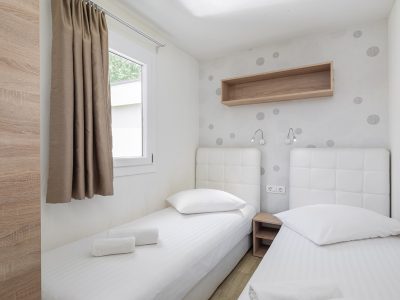 campsite-galeb-jacuzzi-premium-bedroom-single-beds