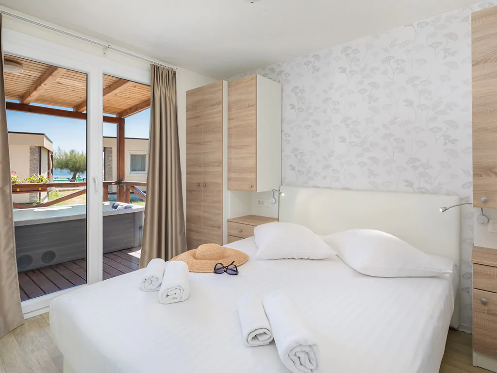 campsite-galeb-jacuzzi-premium-bedroom