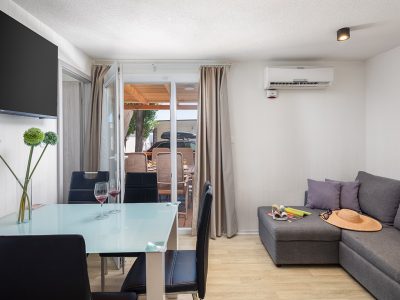 campsite-galeb-jacuzzi-premium-living-room-ac