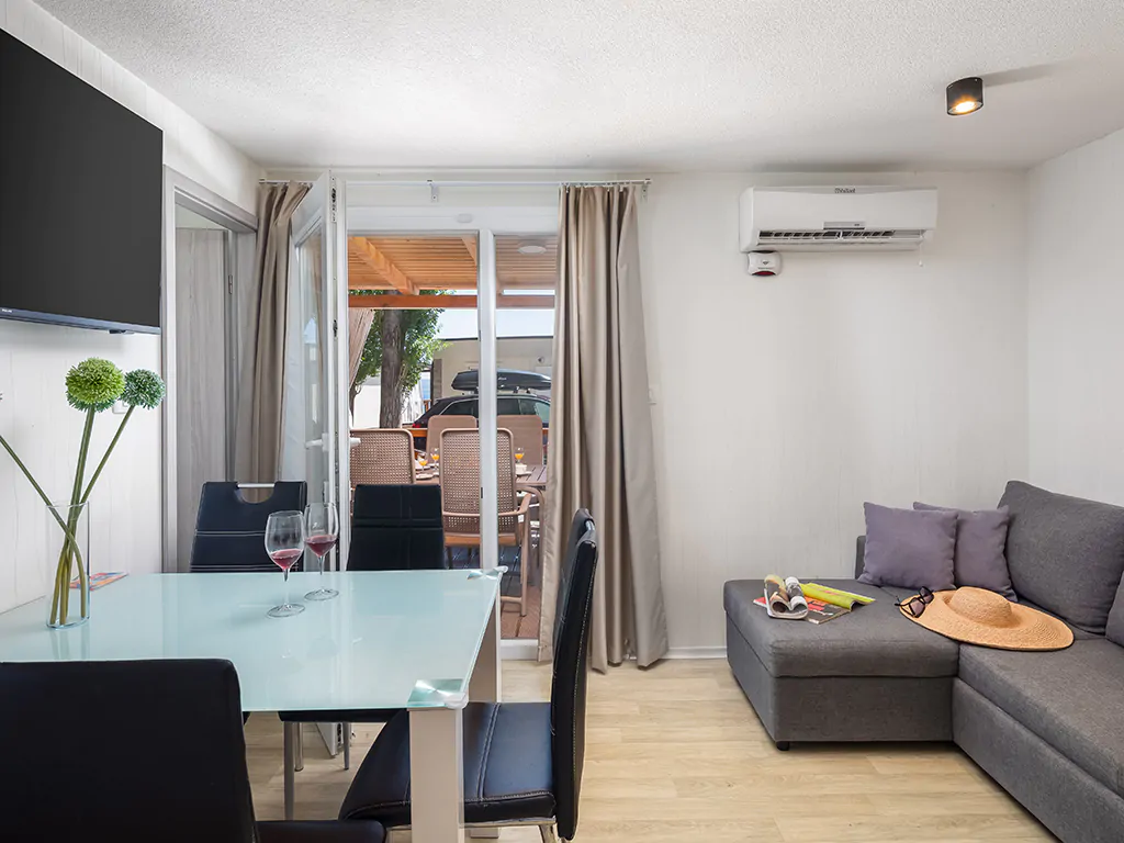 campsite-galeb-jacuzzi-premium-living-room-ac