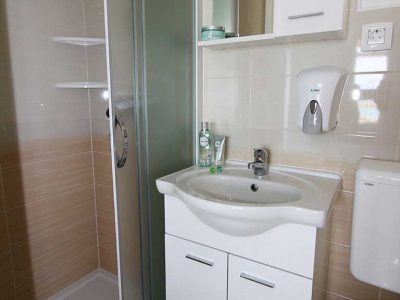 campsite-galeb-relax-62-mobile-homes-bathroom-2