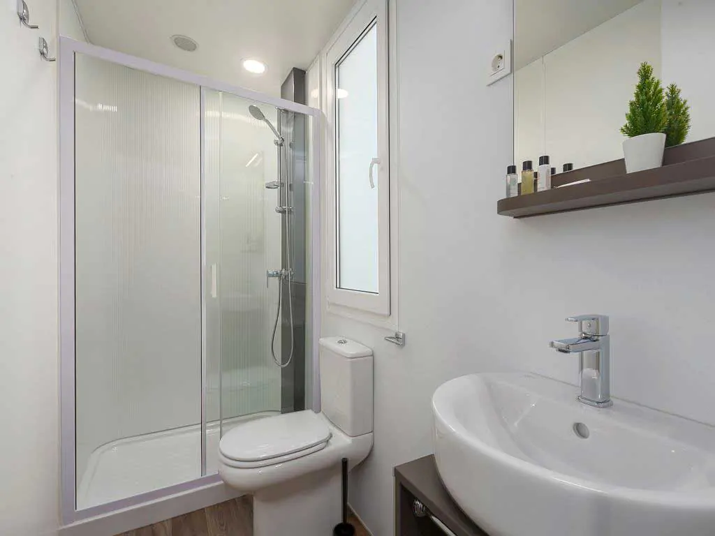 campsite-park-polidor-family-jacuzzy-bathroom