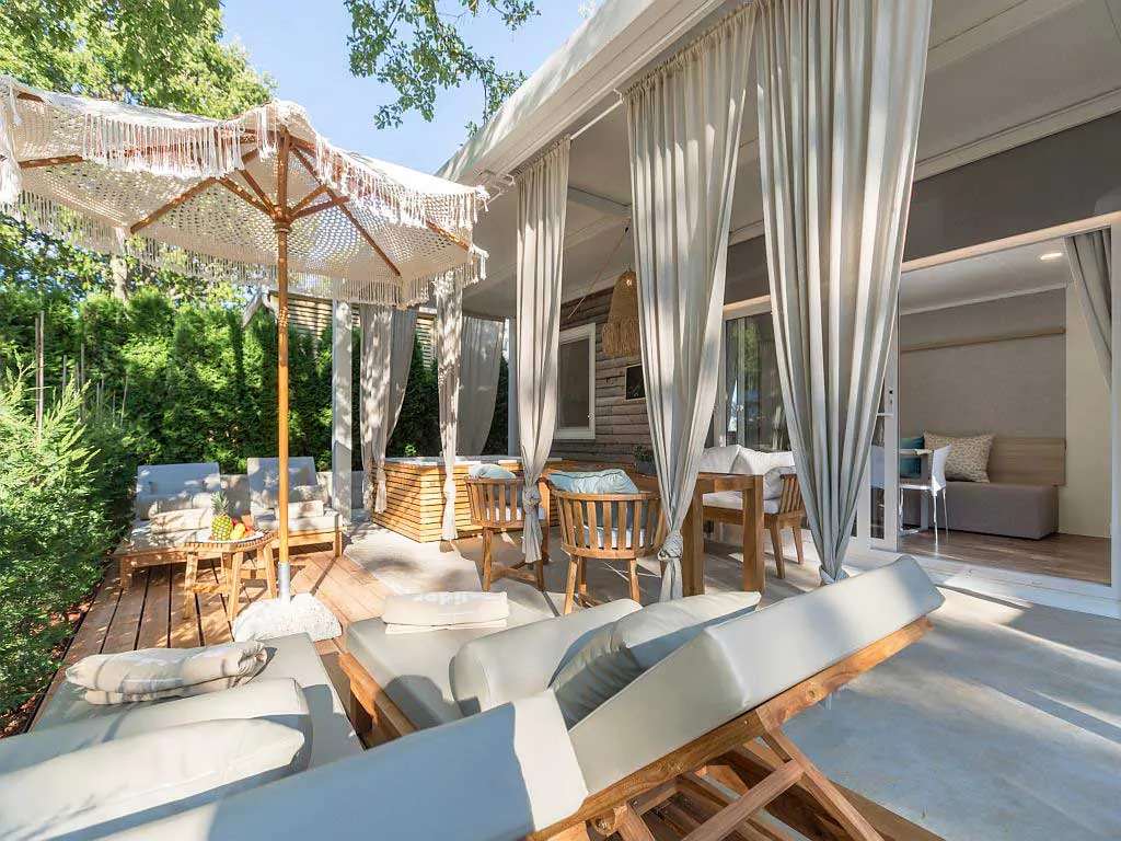 campsite-park-polidor-family-jacuzzy-exterior-v