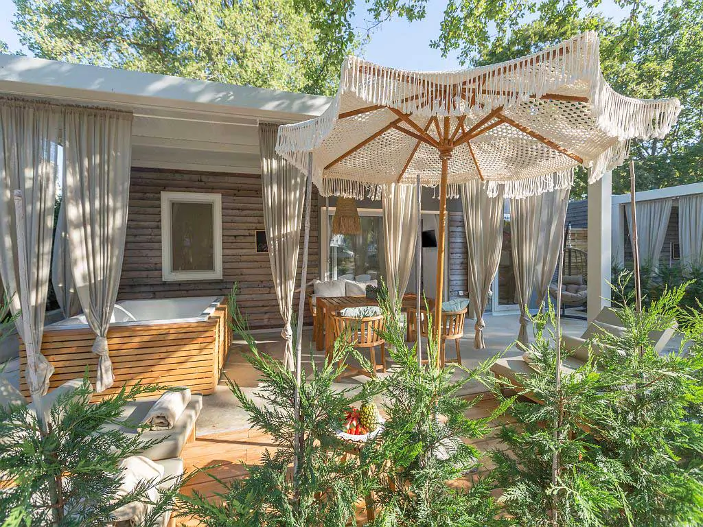 campsite-park-polidor-family-jacuzzy-exterior-with-whirlpool-i
