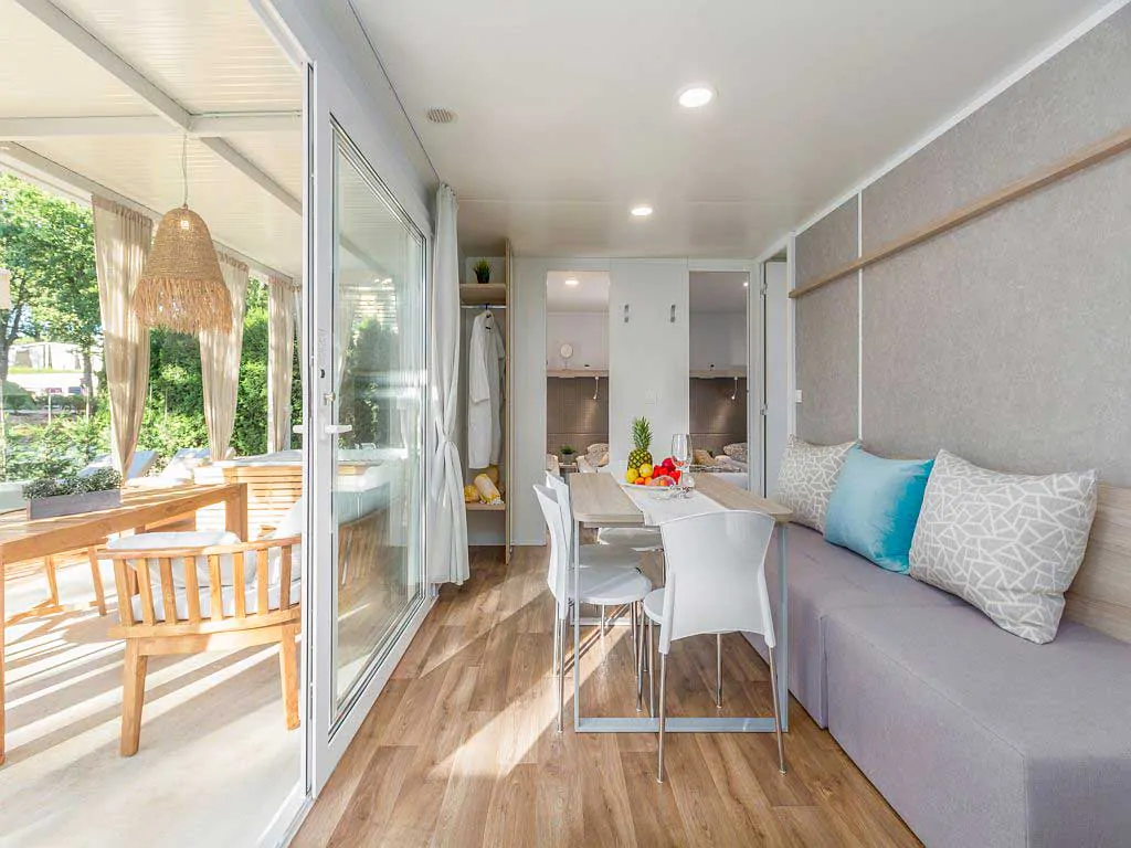 campsite-park-polidor-family-jacuzzy-interior-i