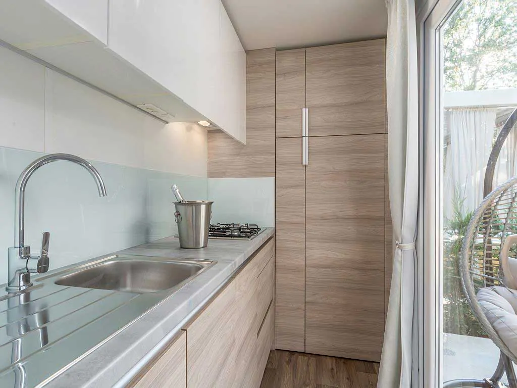 campsite-park-polidor-family-jacuzzy-kitchen