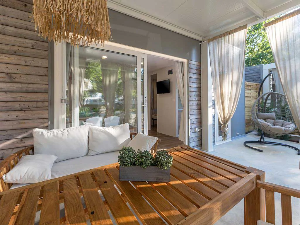 campsite-park-polidor-family-jacuzzy-terrace-i