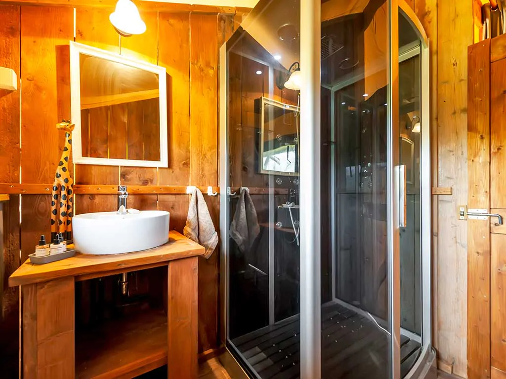 comfort-glamping-tent-bathroom-i
