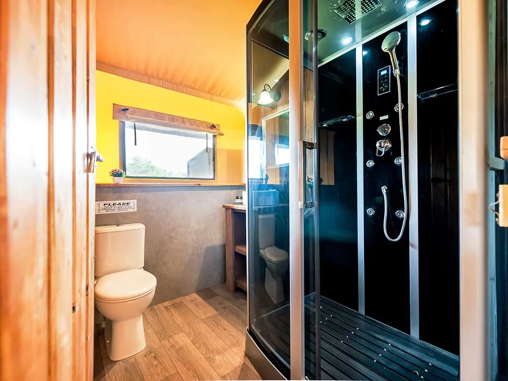 comfort-glamping-tent-bathroom