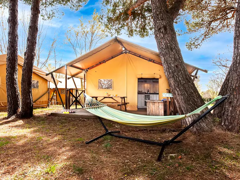 comfort-glamping-tent-exterior-i
