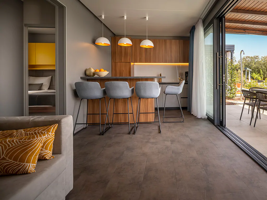 istra_premium_camping_resort_orlandin_premium_camping_villa_with_private_pool_02_kitchen_and_living_room