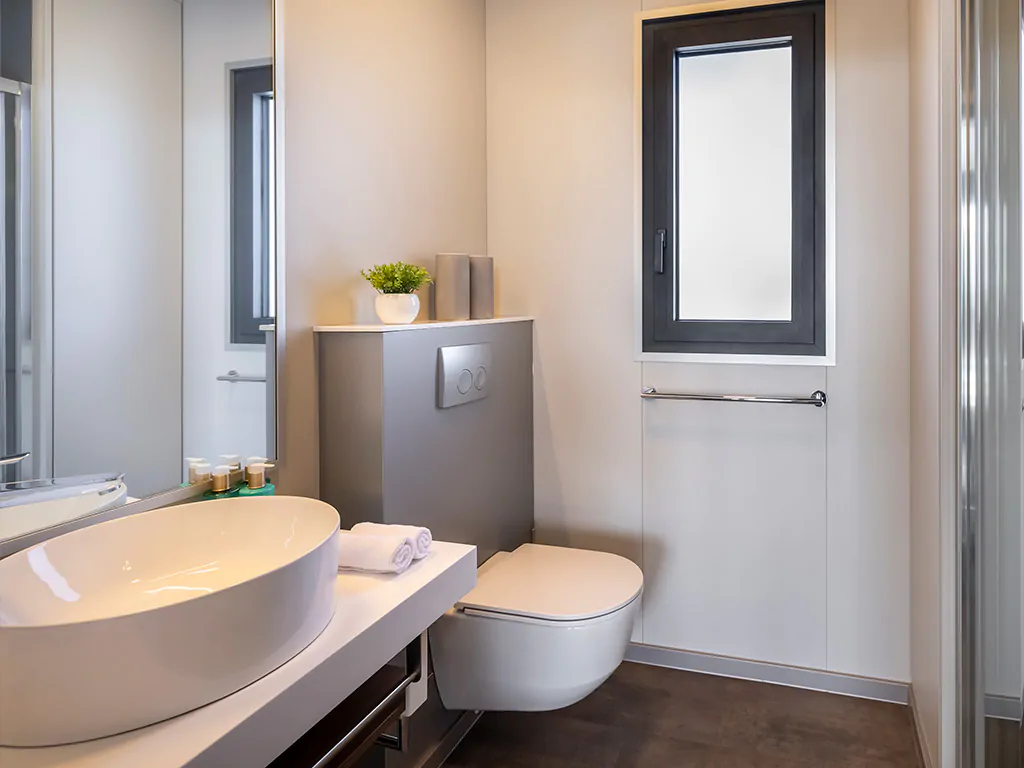 istra_premium_camping_resort_orlandin_premium_camping_villa_with_private_pool_bathroom