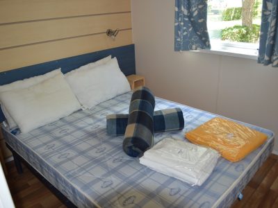 mobile-home-grand-750-2-cd-interior-bedroom-double-beds-2