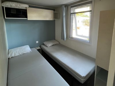 mobile-home-riviera-860-3-cd-interior-bedroom-2