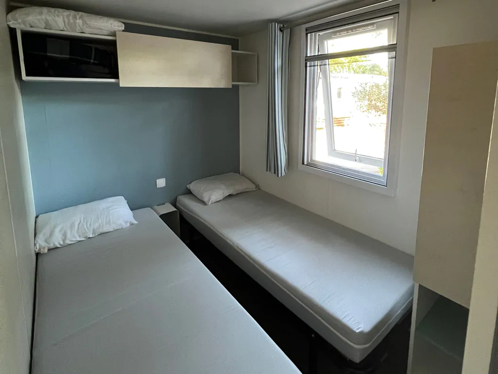 mobile-home-riviera-860-3-cd-interior-bedroom-2