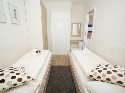plitvice-holiday-resort-plitvice-jacuzzi-mobile-home-bedroom