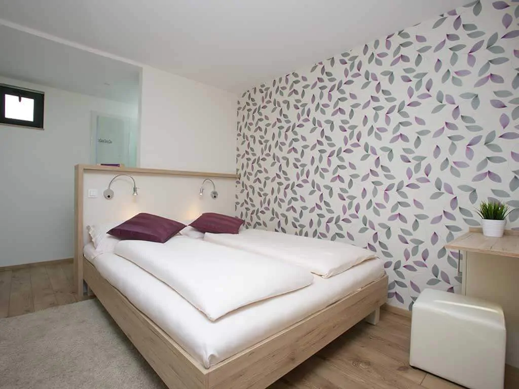 plitvice-holiday-resort-plitvice-jacuzzi-mobile-home-bedroom-i