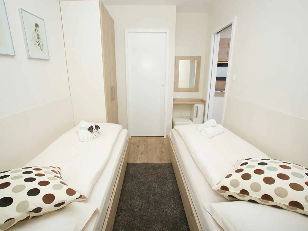 plitvice-holiday-resort-plitvice-jacuzzi-mobile-home-bedroom