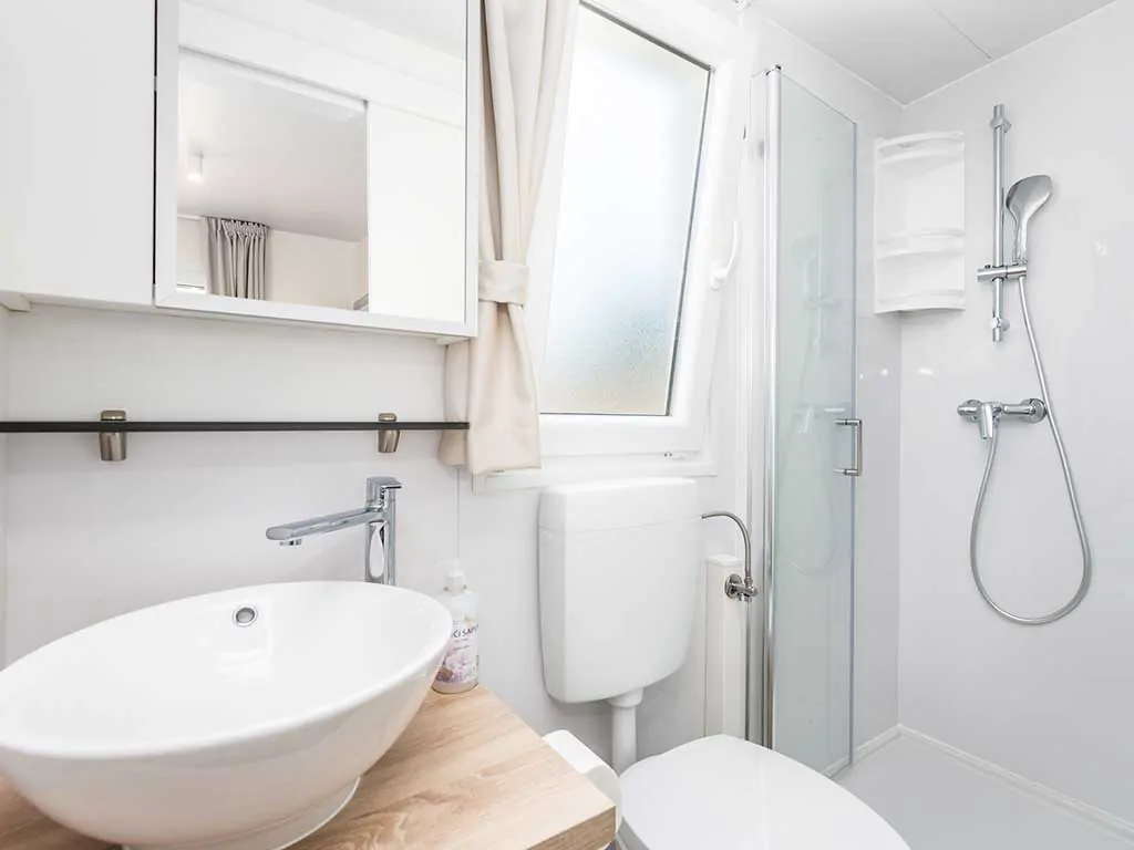 campsite-omisalj-deluxe-seaview-1-row-bathroom-2