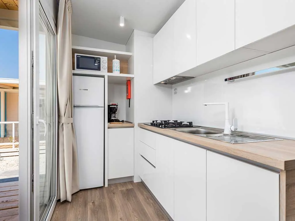 campsite-omisalj-deluxe-seaview-1-row-kitchen-2