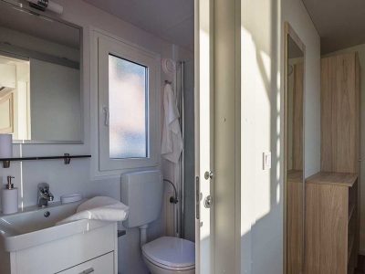 naturist-camping-ulika-bathroom