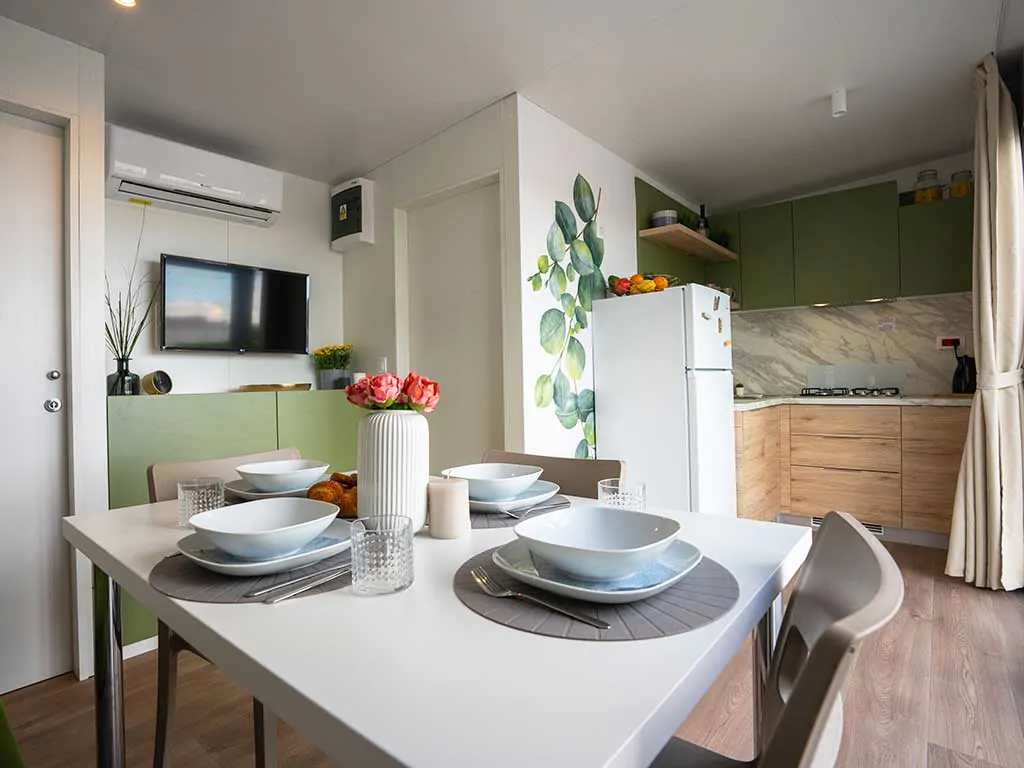 naturist-campsite-ulika-comfort-mobile-homes-dinning-area-and-kitchen