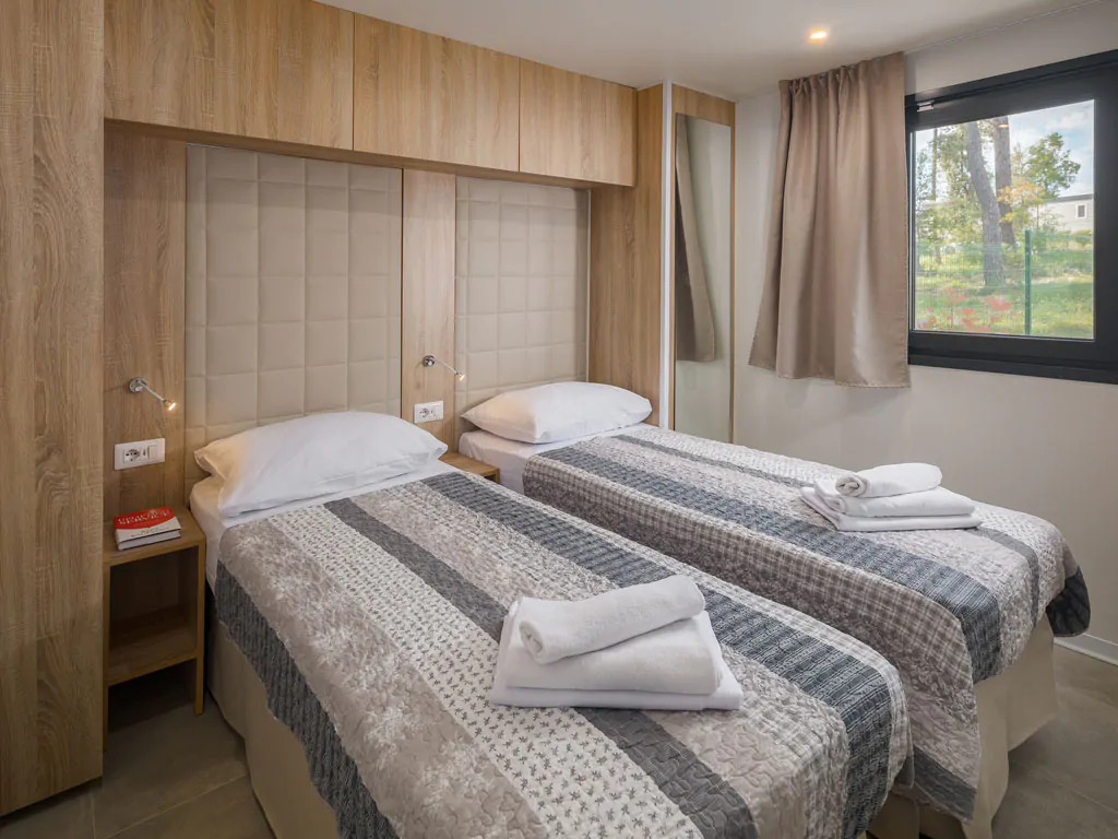 camping-santa-marina-luxury-marine-villa-interior-single-beds