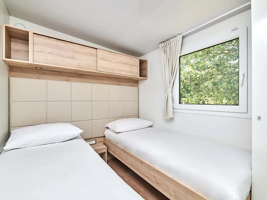 camping-stella-maris-mobile-homes-premium-bedroom-2
