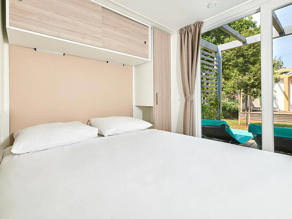 camping-stella-maris-mobile-homes-superior-bedroom-2