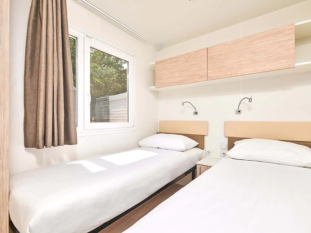 camping-stella-maris-mobile-homes-superior-bedroom