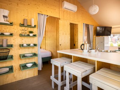 glamping-tent-safari-amarin-living-room-and-kitchen